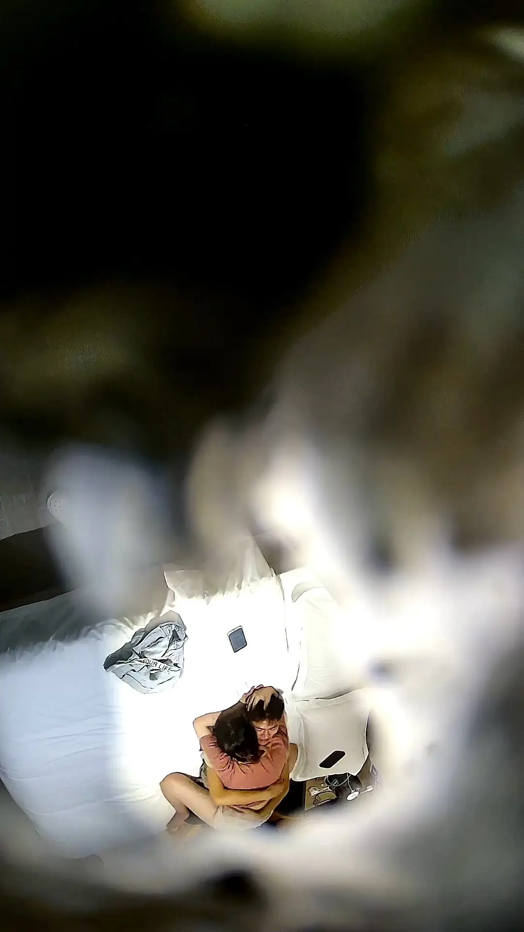 新流出酒店高清偷拍学生情侣反差婊眼镜妹进房就压在男友身上求草古怪表情可爱-111111111