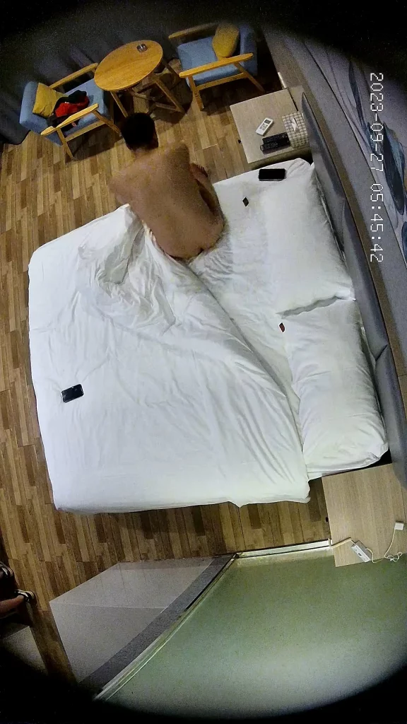 带美女酒店开房，迫不及待扒下短裤，张开双腿直接开操，爽的娇喘，呻吟不断-111111111