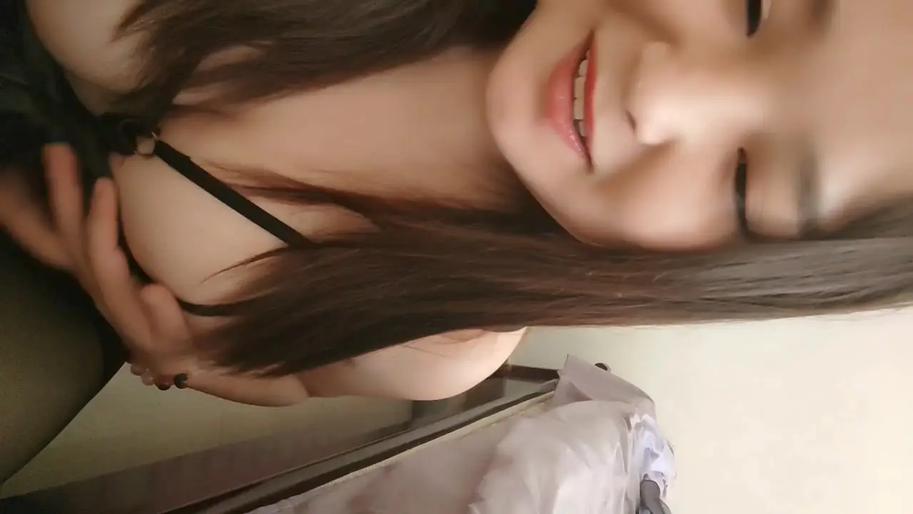 这小母狗够骚的，全程露脸逼毛都刮了，大哥也是毛都没有，口交大鸡巴-111111111